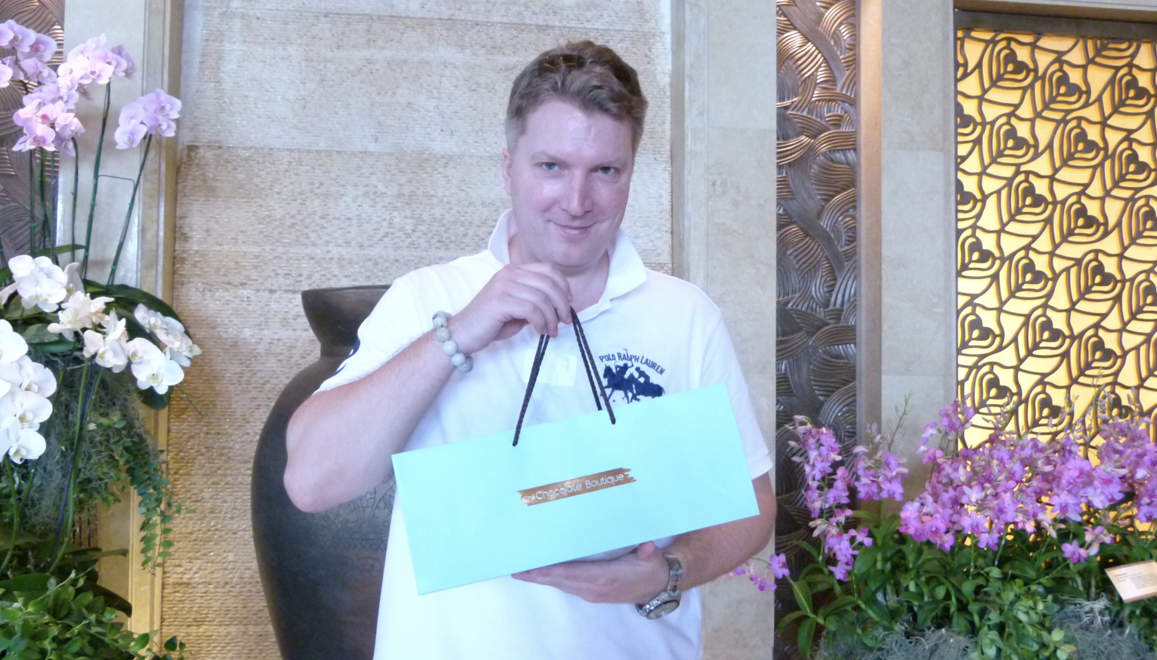 Elmar Mayerhofer mit Geschenk