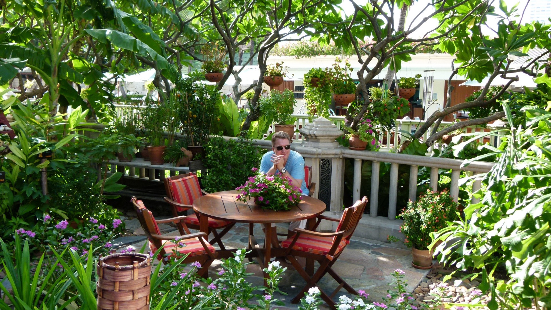 Elmar im Garten des Peninsula Hotels